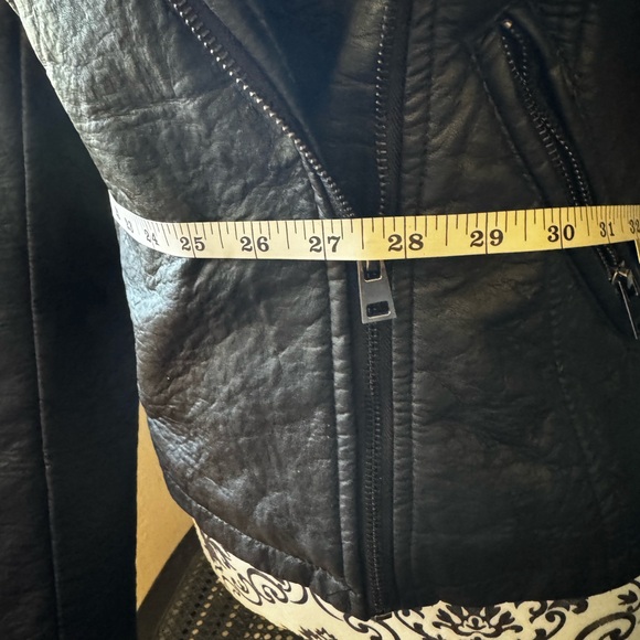 Sexy leather moto jacket with zippers.🖤 - Picture 6 of 10